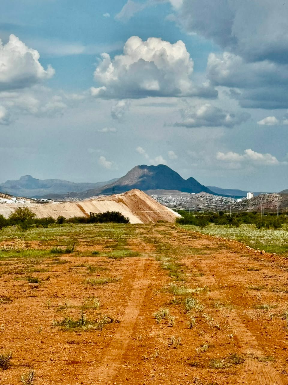 Camino hacia la zona en desarrollo de Rancho La Haciendita