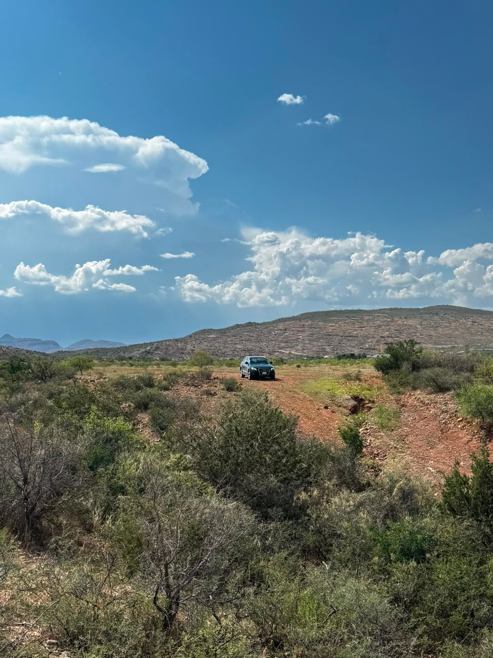 Vista panorámica del terreno con vehículo de referencia de escala