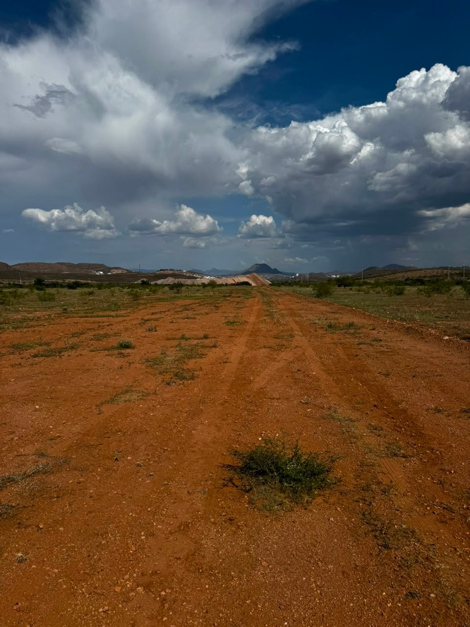 Cielos de temporada de lluvias sobre el terreno de Rancho La Haciendita