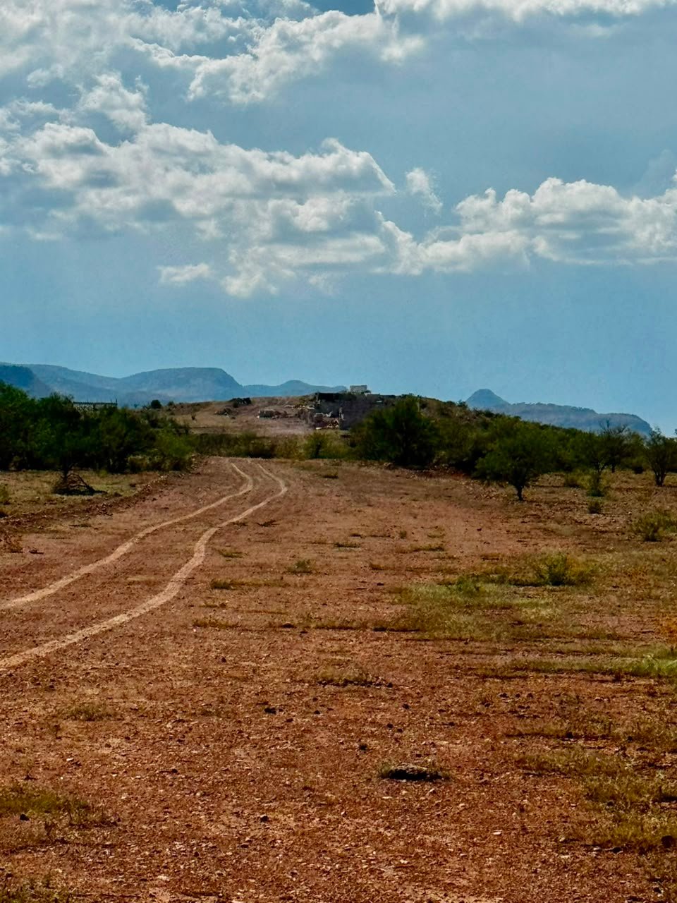 Camino de terracería subiendo hacia el desarrollo