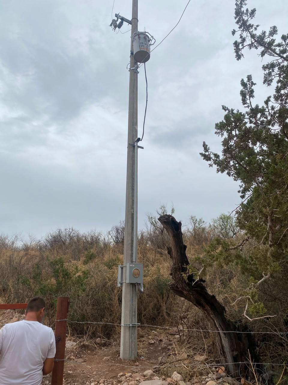 Poste con transformador eléctrico